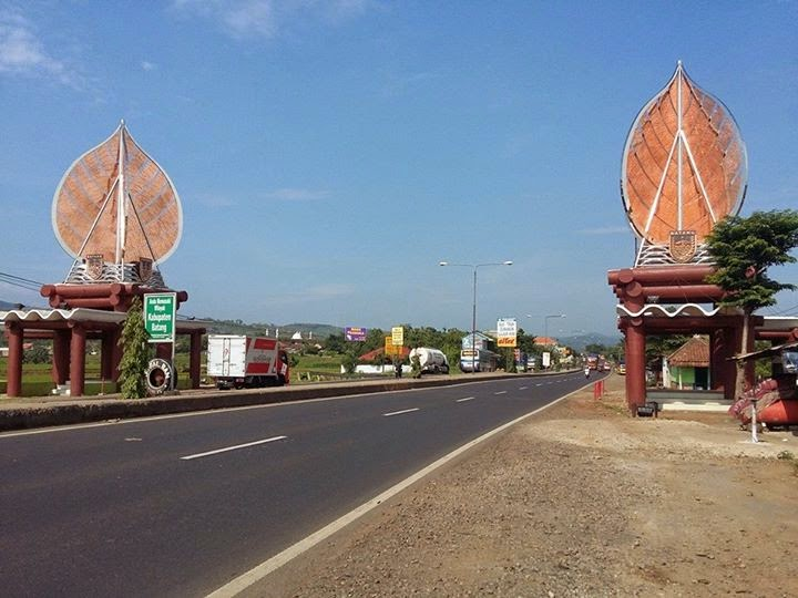 Touring Ziarah dan Berdo'a Makam Syekh Maulana Maghribi di Wonobodro, Batang