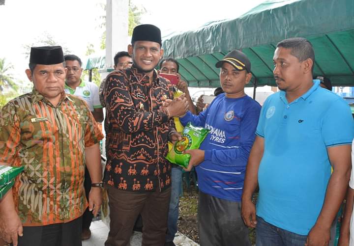 Bupati Rocky Serahkan 75 Ton Benih Padi Ke Petani