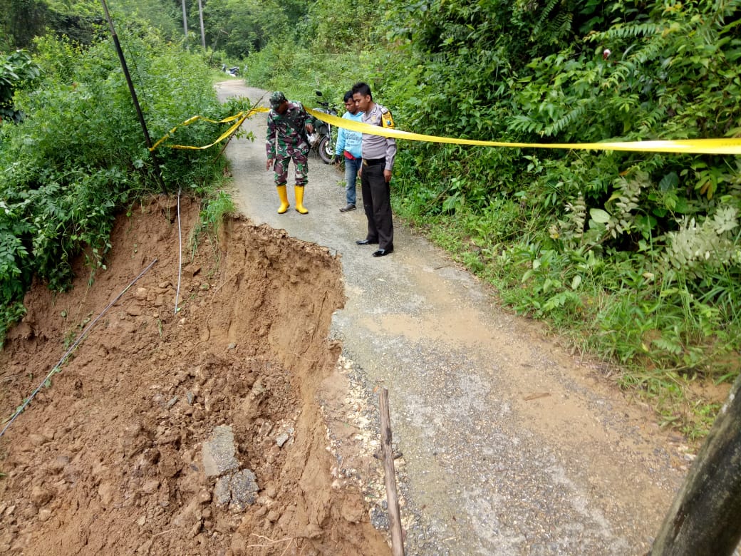 Tak Diperbaiki, Longsor Jalan Poros Kec Rubaru-Ganding Tak Bisa Dilewati