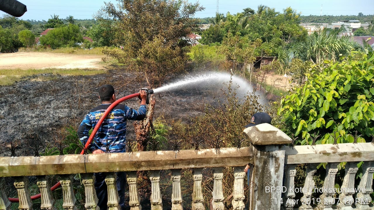 Akibat Cuaca Panas, Lahan di Lhokseumawe Terbakar