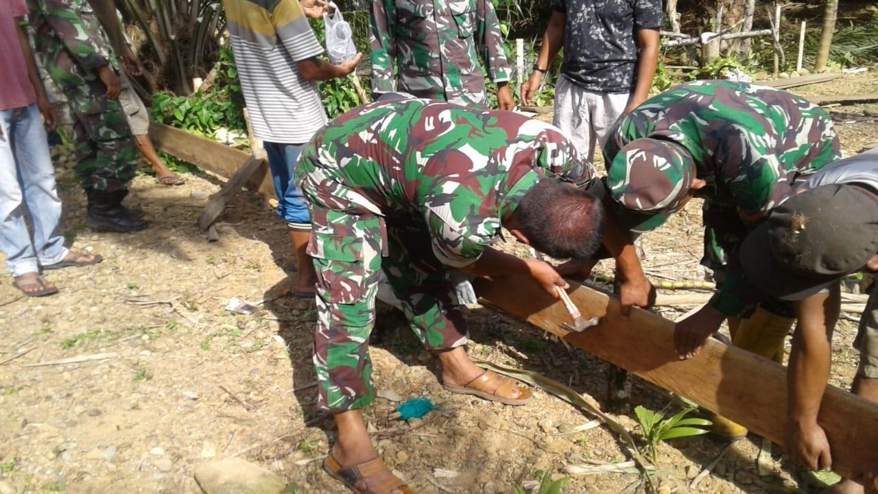 Koramil 09/Trumon Kerahkan Personil Bangun Rumah Warga