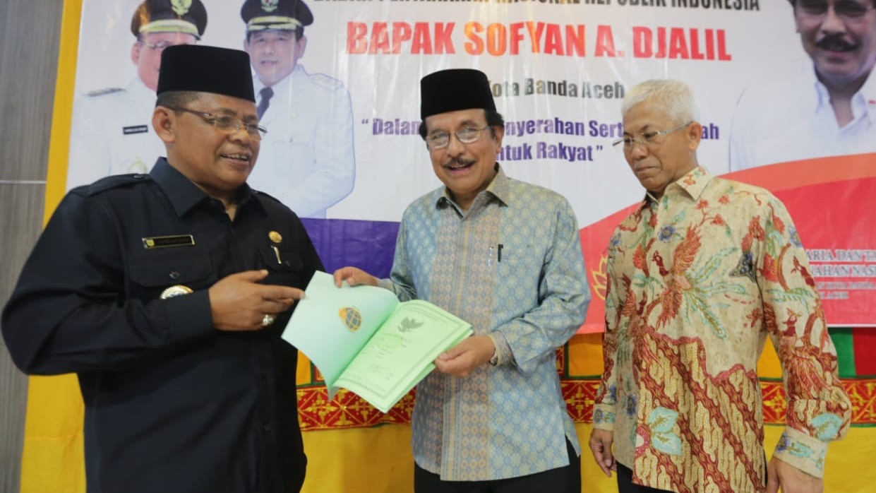 Menteri Agraria Serahkan Sertifikat Tanah