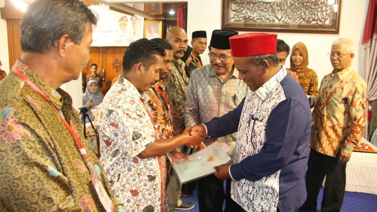 Penyerahan dan Sosialisasi Sertifikat Tanah Wakaf di Pidie