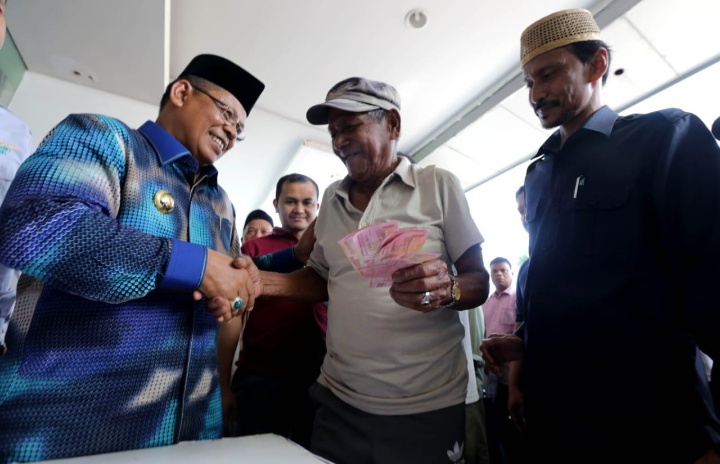 Fakir Miskin Terima Bantuan dari Baitul Mal Banda Aceh