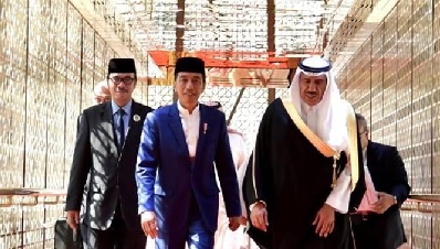 Berangkat Umroh, Presiden Jokowi Disambut Hangat Raja Salman dan Pangeran