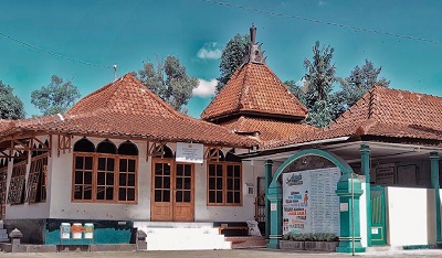 Wisata Rohani dan Brtawassul di Makam KH Warson Munawwir Bantul