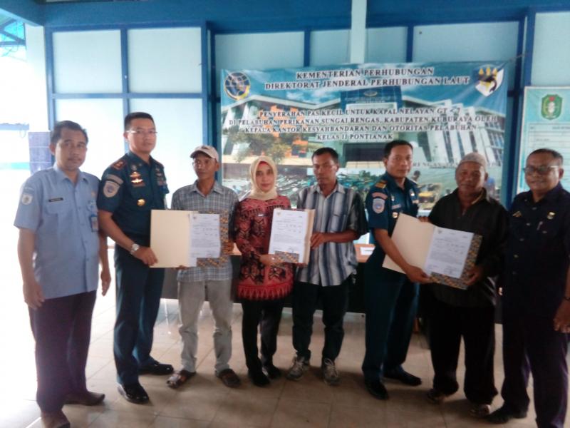 100 Kapal Nelayan di Kubu Raya Mendapat Pas Kecil