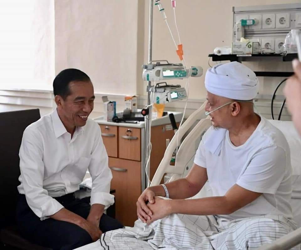 Jokowi Jenguk Ustadz Arifin Ilham