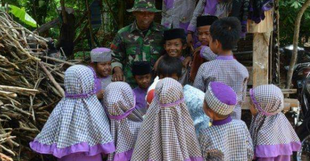 Akrab dengan Siswa, Satgas TMMD Kodim Sumenep Obati Rasa Rindu Keluarga