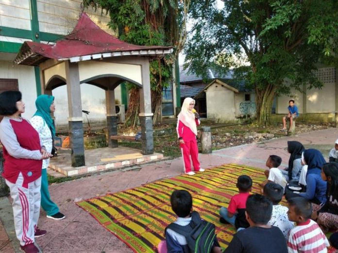Semarakkan CFD, Sekumpulan Ibu-Ibu SIngkawang Gelar Kegiatan Mendongeng