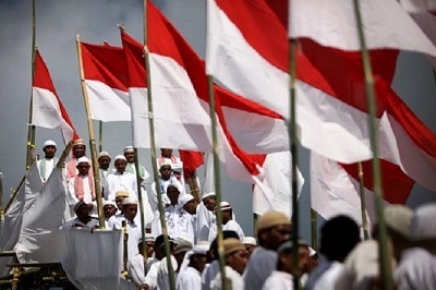 Menolak NKRI Bersyariah, Bukan Berarti Anti Syariat Islam