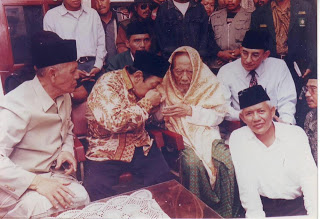 Biografi KH. Turaichan Adjhuri