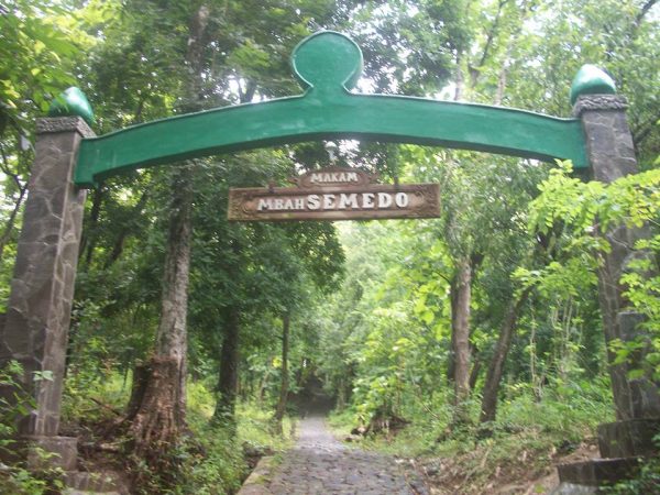 Menelusuri dan Berziarah di Makam Mbah Semedo