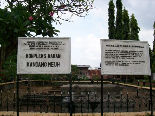 Bersafari Religi dan Berdo'a di Komplek Makam Kerajaan Kandang Meuh