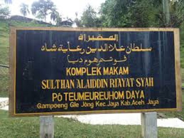 Safari Religi dan Berdoa di Makam Po Teumeureuhom Daya