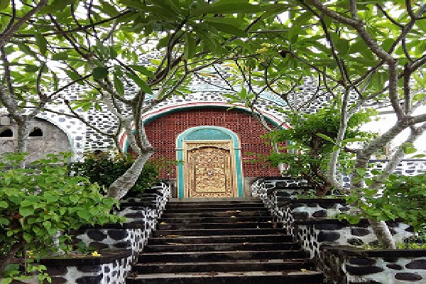 Wisata Religi di Makam Sunan Mumbul dan Kagumi Keindahan Istana Taman Ujung
