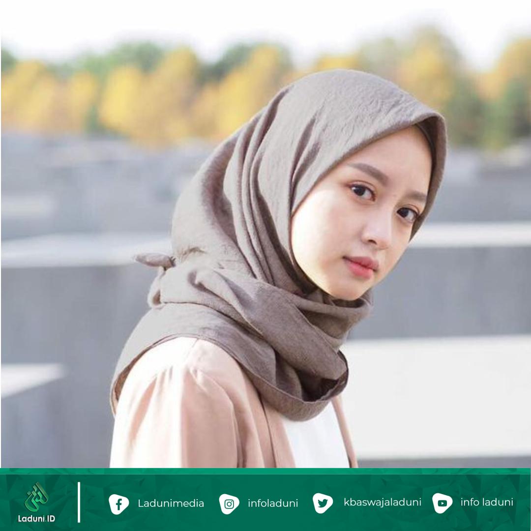 Salah Memahami Terjemahan: Kasus Model Kerudung Lipat Ke Belakang