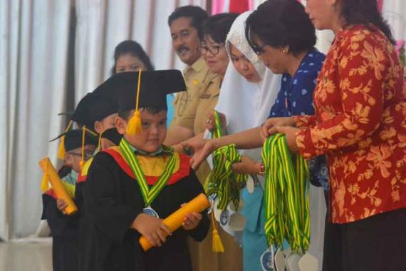 Siswa PAUD Sultan al-Ayyubi Ikuti Wisuda HIMPAUD Sanggau