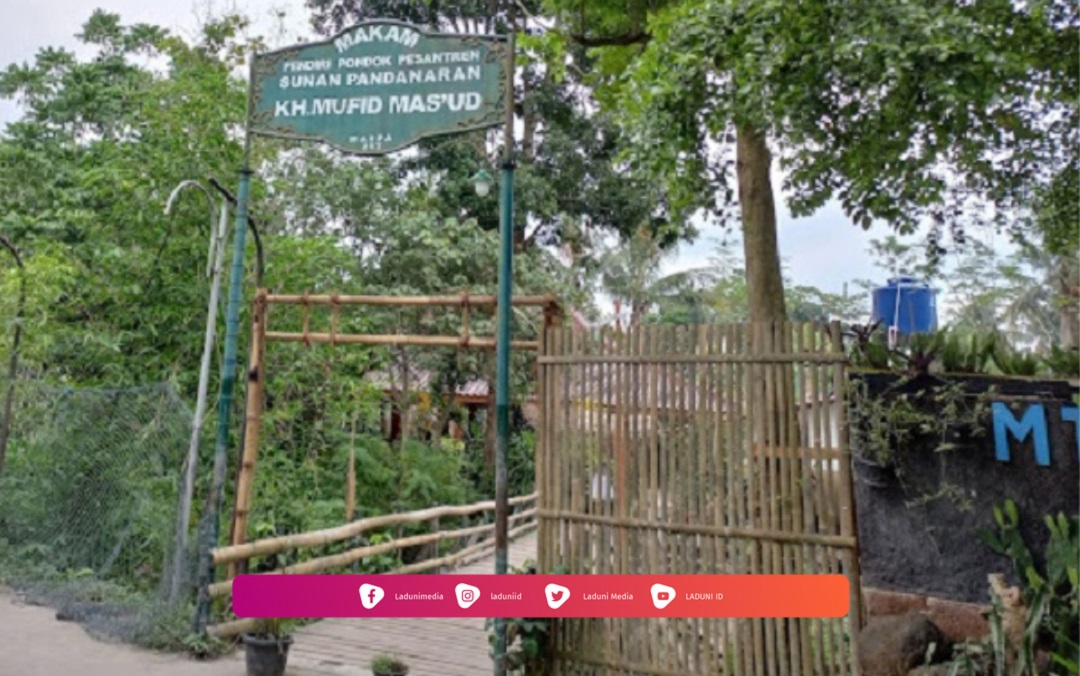 Ziarah di Makam KH. Mufid Mas'ud, Muassis Pesantren Pandanaran Sleman