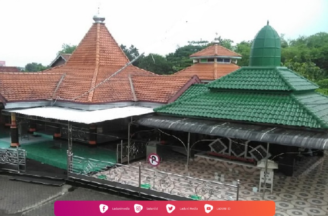 Ziarah di Makam KH.Ali Mas'ud Sidoarjo, Waliyullah dari Pagerwojo