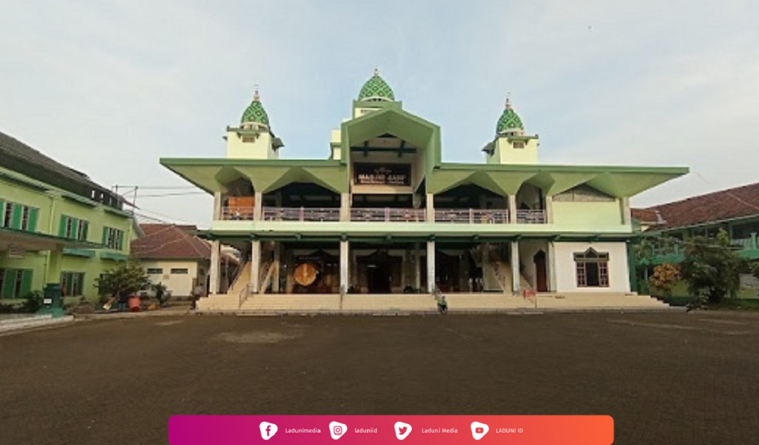 Ziarah di Makam KH. Bisri Syansuri, Masyayikh Pesantren Mamba'ul Ma'arif Jombang