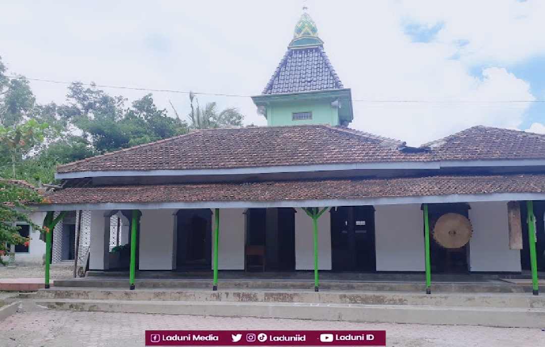 Ziarah di Makam KH. Mohammad Dhofir Suhaimi, Muasis Pesantren Manbaul Huda Trenggalek