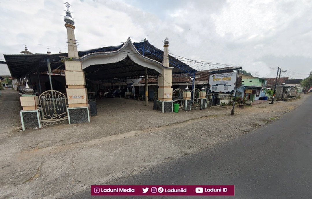 Ziarah di Makam KH. Syamsul Mu'in Cholid, Muasis Pesantren Darul Amien Banyuwangi