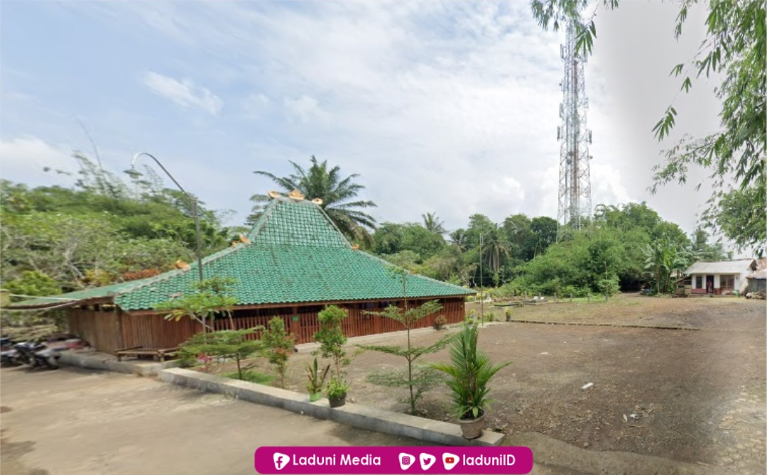 Ziarah di Makam KH. Muhammad Ridwan Sururi, Kiai Iket dari Kedungbanteng