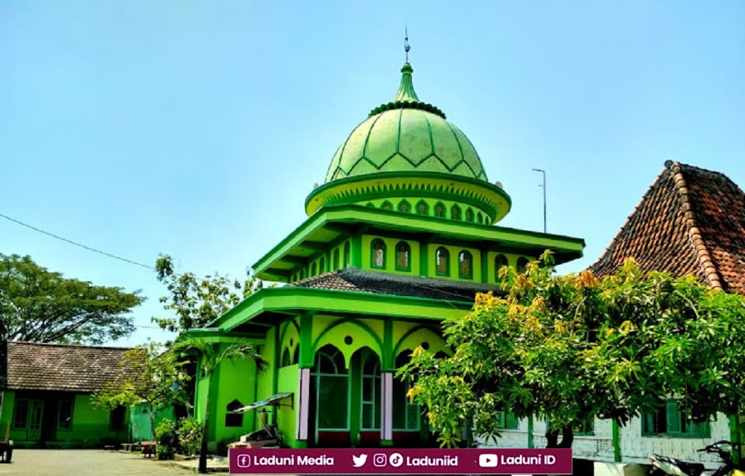 Ziarah di Makam KH. Moch Khozin, Pengasuh Pesantren Al-Hamdaniyah Sidoarjo