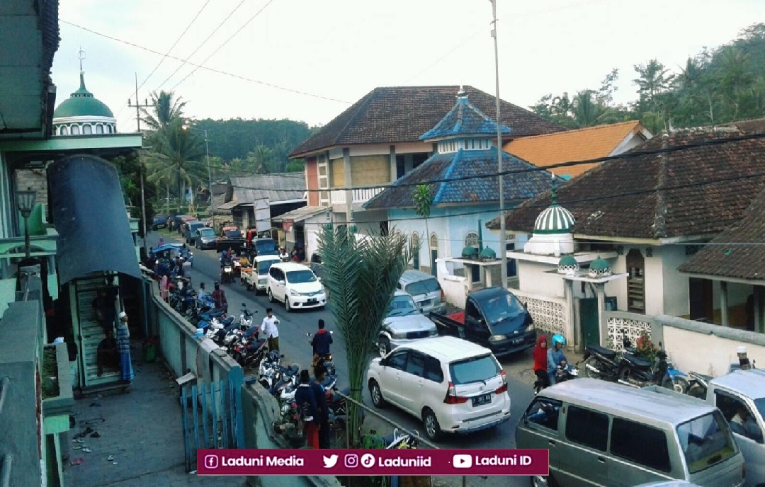 Ziarah di Makam KH. Khotib Umar, Pengasuh Pesantren Raudlatul Ulum Jember