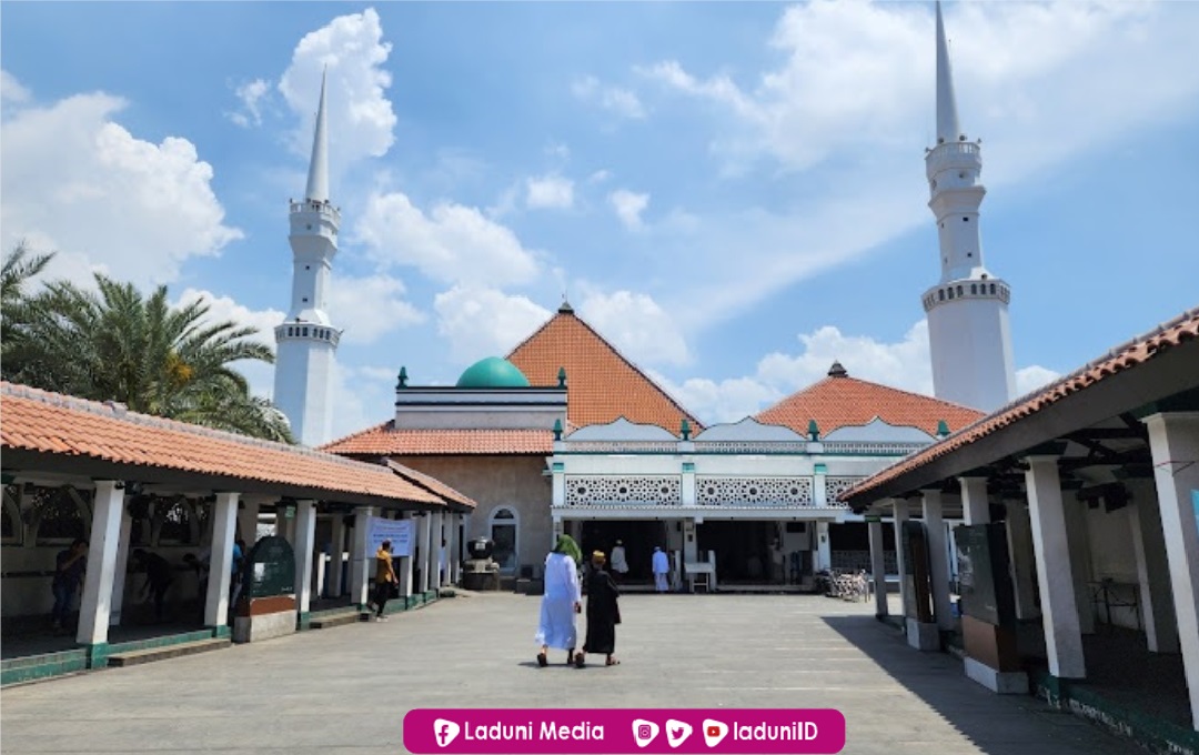 Ziarah di Makam Habib Husein Luar Batang, Pakunya Tanah Betawi