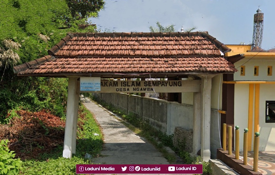 Ziarah di Makam KH. Munawwarah, Muasis Pesantren Al-Munawwarah Gresik