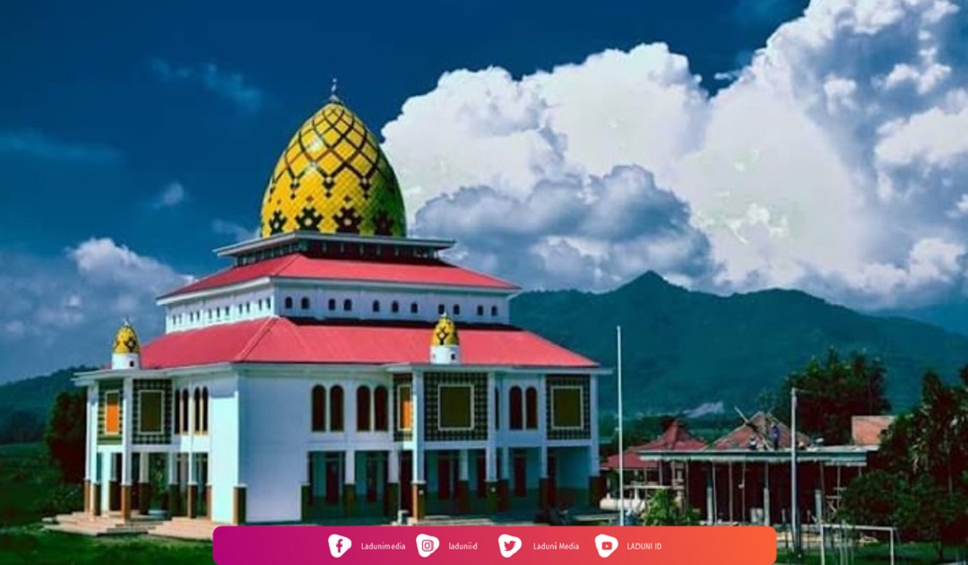 Ziarah di Makam KH. Imam Yahya Mahrus, Muasis Pesantren al Mahrusiyah Kediri