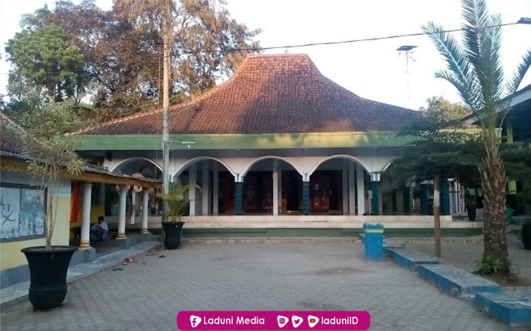 Ziarah di Makam KH. Abbas Hasan Munadi, Muasis Pesantren Al-Azhar Tugung Banyuwangi