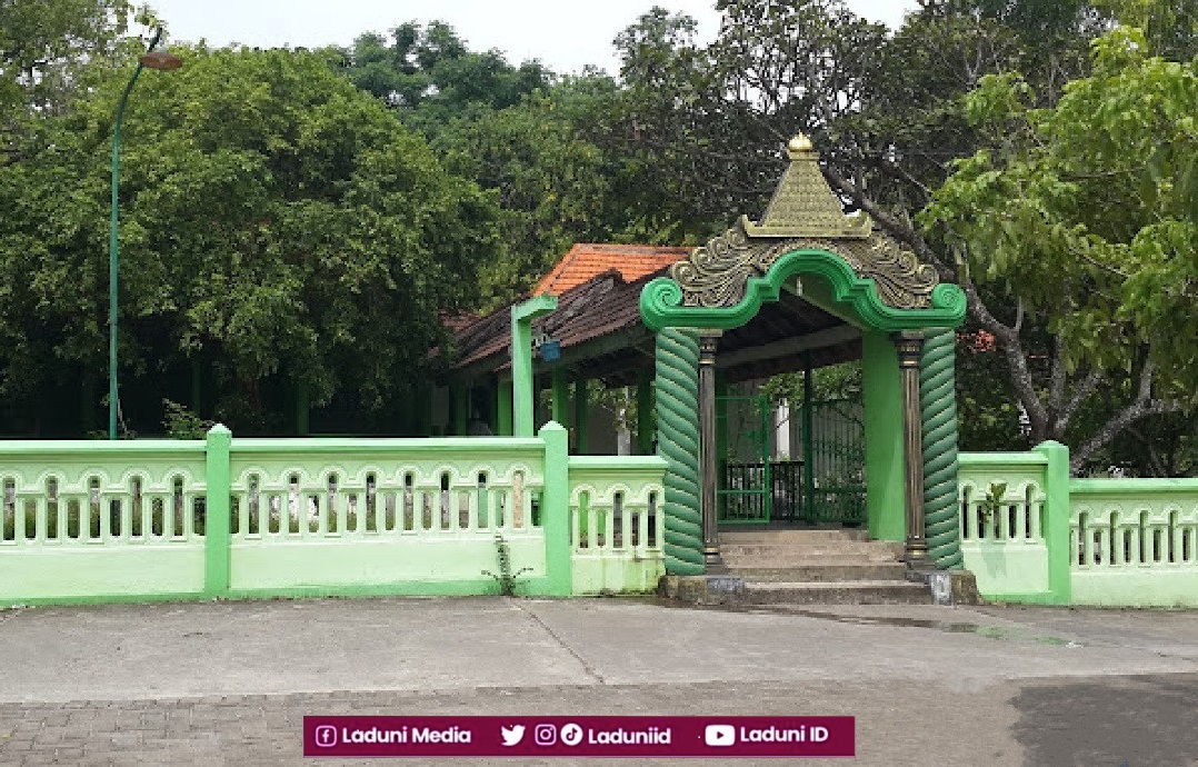 Ziarah di Makam KH. Muhammad Sholih Tsani, Pengasuh Pesantren Qomaruddin, Gresik