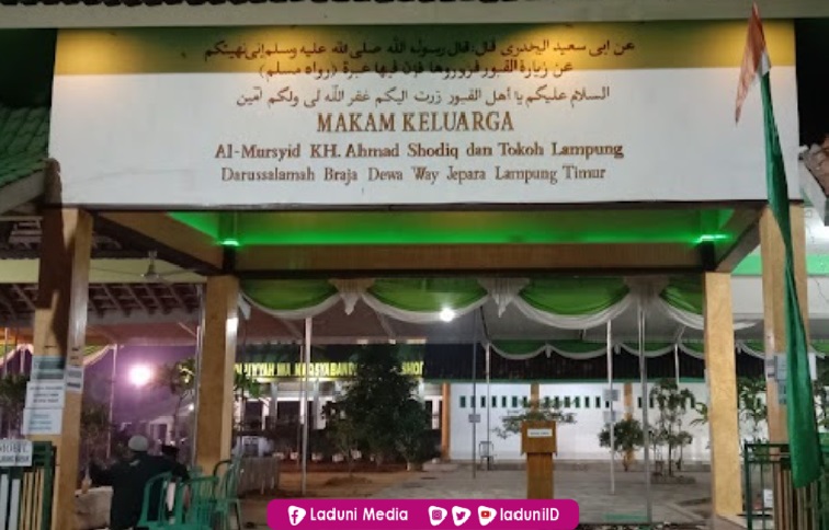 Ziarah di Makam KH. Ahmad Shodiq, Mursyid Tarekat Qadiriyah Wa Naqsabandiyah Lampung