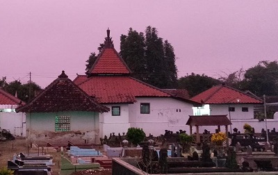 Safari Religi dan Bertawassul di Makam KH. Tolchah Mansoer Dongkelan
