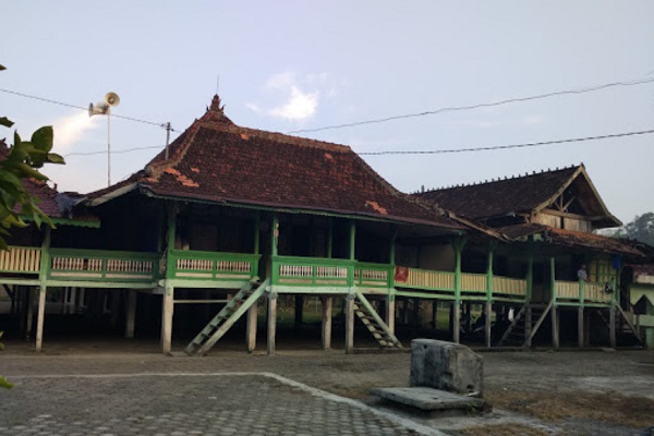 Bersilaturrahmi di Pesantren Sabilul Muttaqin dan Berziarah di Makam Kiai Sholeh Sindon