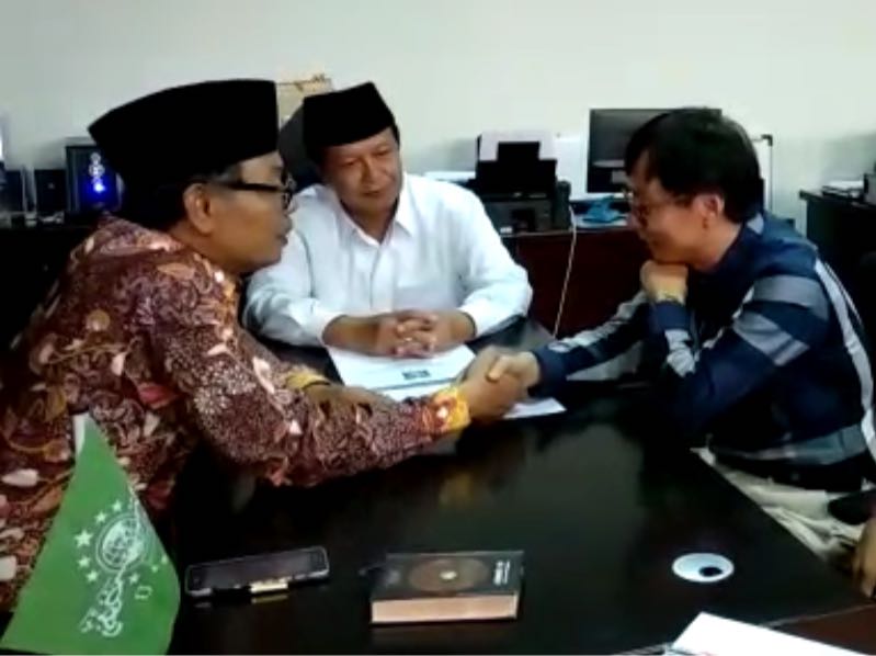 Ketua PBNU Bimbing Wang Masuk Islam