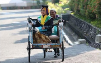 Layak Disimak, Ini Kisah Anak Tukang Becak Peroleh Beasiswa S3 di Inggris