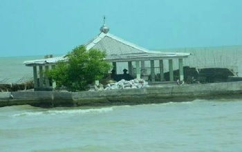 Karomah Mbah Abdullah Mudzakkir : Makamnya Terapung di Laut