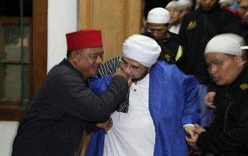 Kaget, Preman Insaf Ini Dicium Tangannya Oleh Habib Mundzir