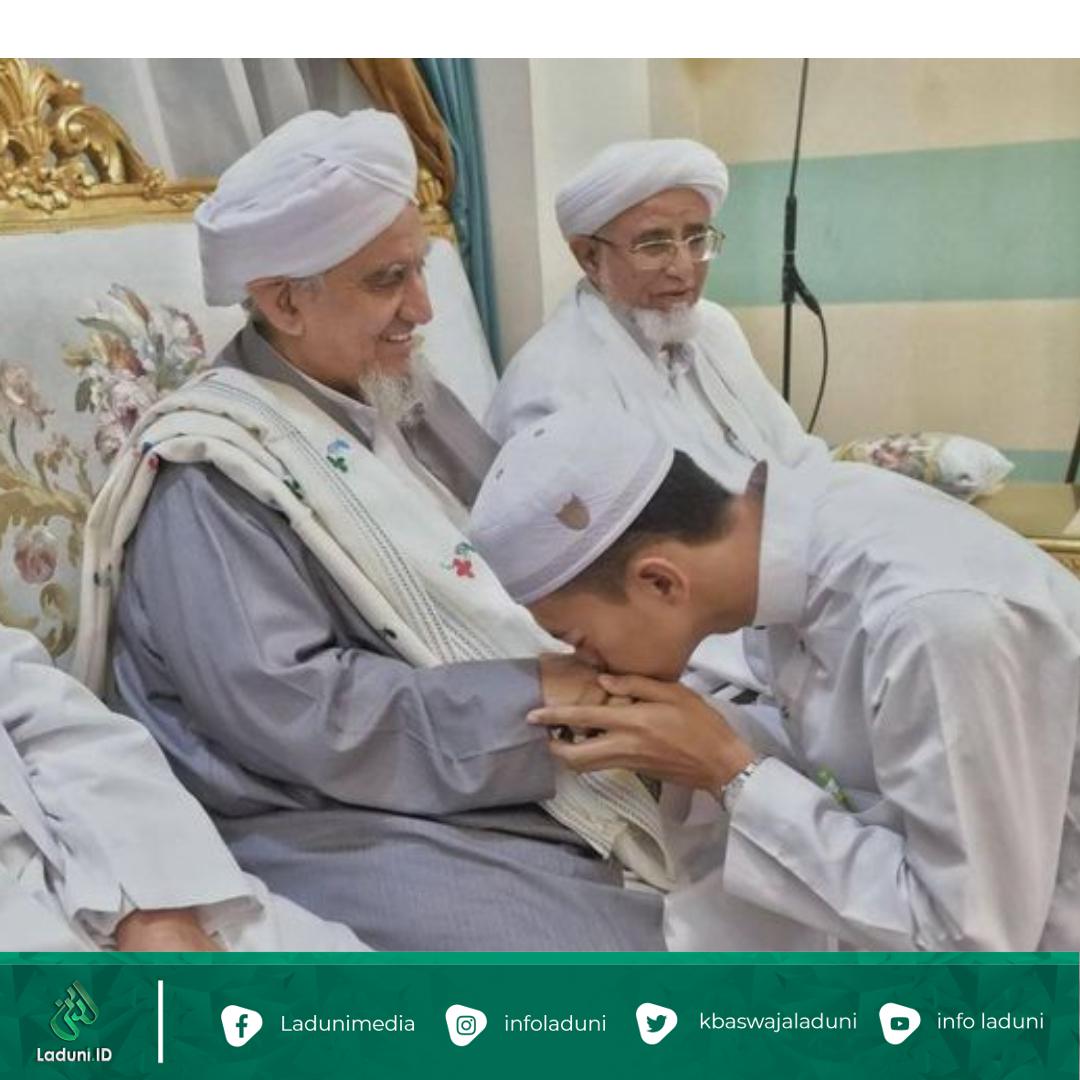 Kesunnahan Mencium Tangan Ulama