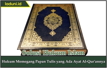 Hukum Memegang Papan Tulis yang Ada Ayat Al Qur'annya