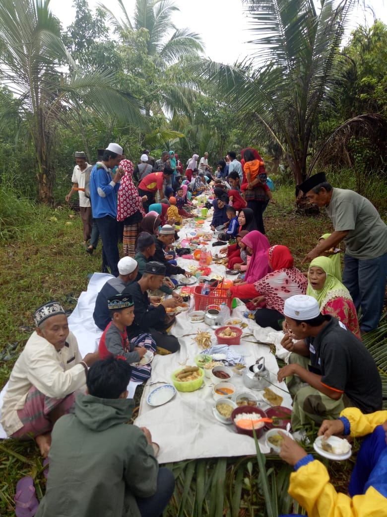 Lestarikan Kearifan Lokal Mempawah, Warga Pasir Palembang Peringati Robo-Robo di Makam Keramat