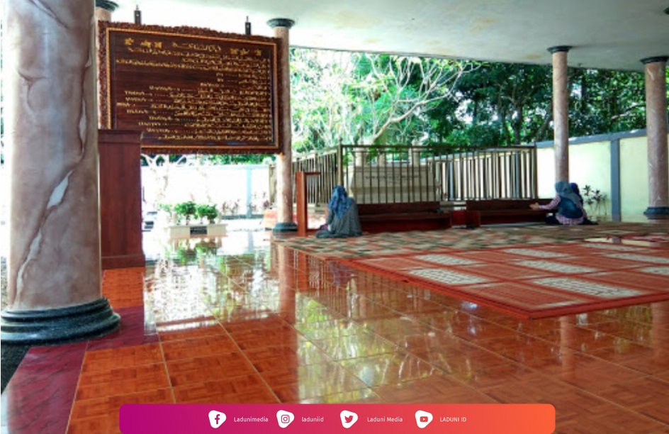 Ziarah di Makam KH. Mukhtar Syafa’at Banyuwangi, Pengagum Imam al-Ghazali