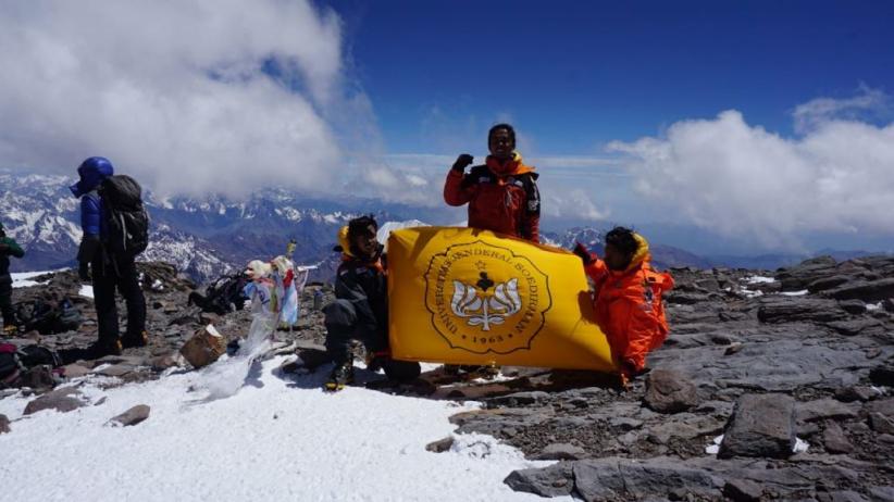 Tim Mahasiswa Unsoed Sukses Tapaki Puncak Aconcagua di Argentina