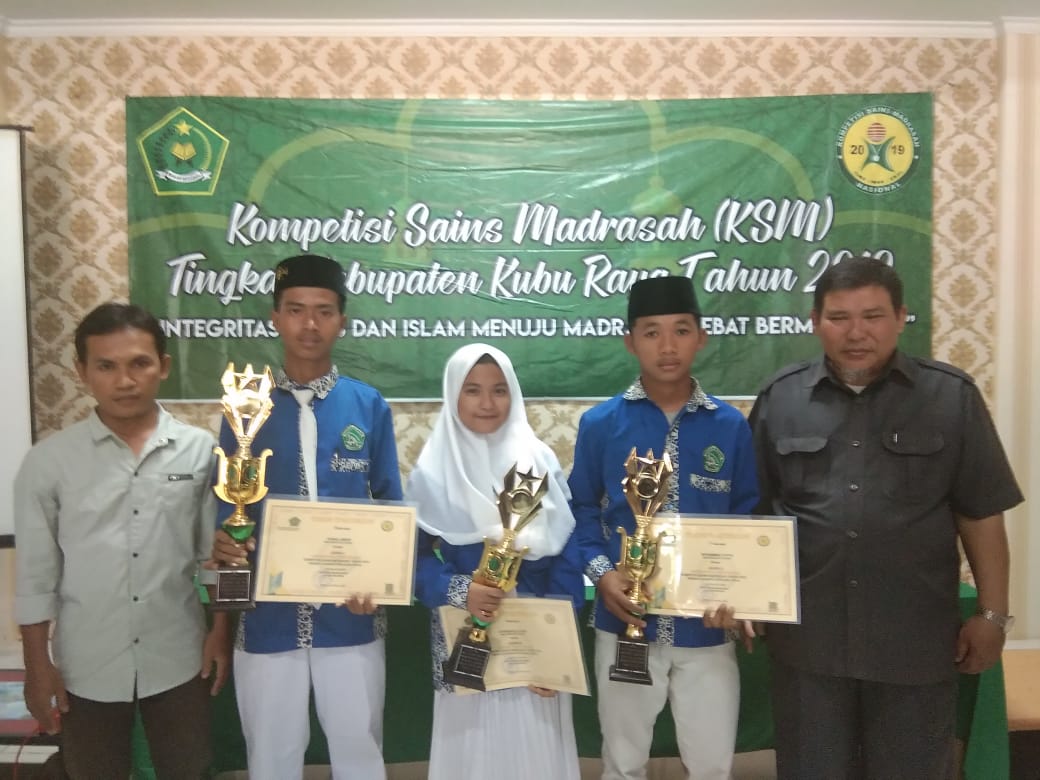 3 Siswa MA Raudlatul Ulum Parit Surabaya Raih Prestasi Tingkat Kabupaten