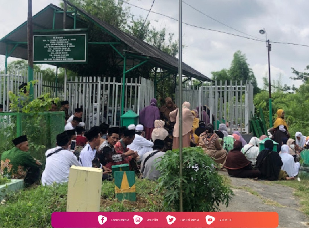 Ziarah di Makam KH. M. Cholil Bisri, Mutiara dari Rembang