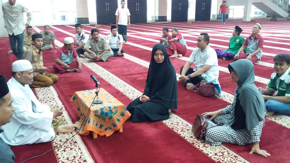 DKM Masjid Raya Hasyim Asy'ari Bimbing Erviana Masuk Islam